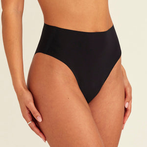 Modell trägt ooia Highwaist Seamless Cheeky in Schwarz – nahtloser Slip mit hoher Taille und Beinausschnitt