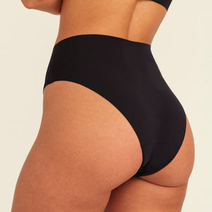 Modell trägt ooia Highwaist Seamless Cheeky in Schwarz – nahtloser Slip mit hoher Taille und Beinausschnitt, Rückansicht