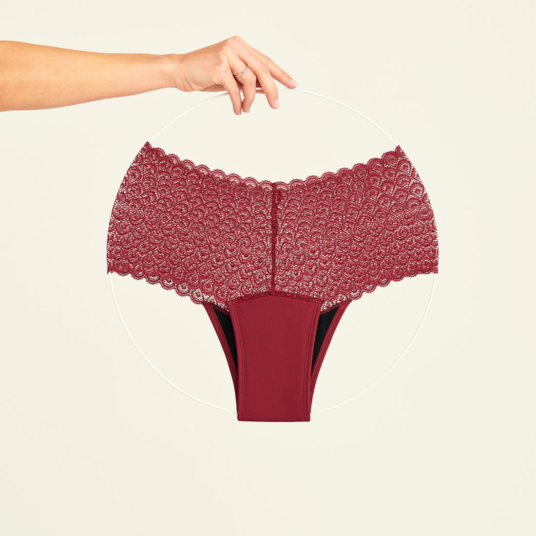 Modell trägt ooia Periodenunterwäsche Highwaist Comfy Lace in merlot, mit durchgängiger, elastischer Spitze. Freisteller.