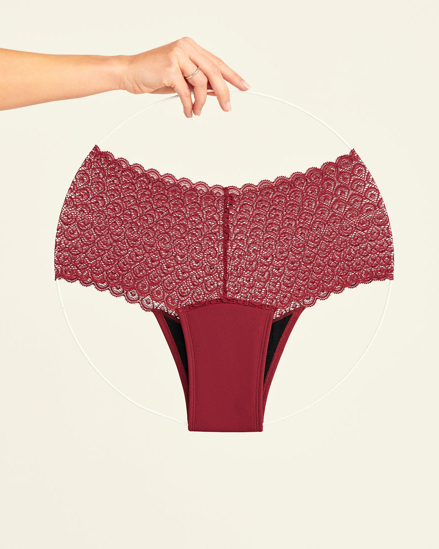 Modell trägt ooia Periodenunterwäsche Highwaist Comfy Lace in merlot, mit durchgängiger, elastischer Spitze. Freisteller.