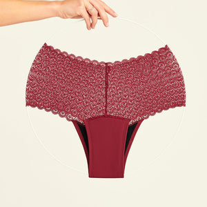 Modell trägt ooia Periodenunterwäsche Highwaist Comfy Lace in merlot, mit durchgängiger, elastischer Spitze. Freisteller.