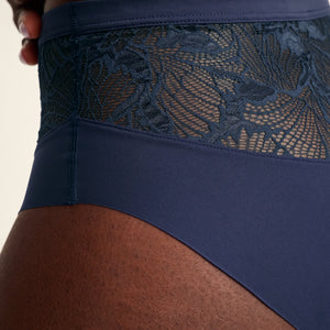 Modell trägt Periodenunterwäsche Highwaist Seamless Lace extra stark in dunkelblau mit nahtlosem Design mit breiter Spitze am Bund.
Detail