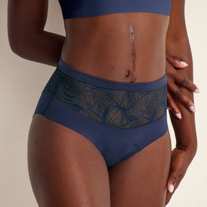 Modell trägt Periodenunterwäsche Highwaist Seamless Lace extra stark in dunkelblau mit nahtlosem Design mit breiter Spitze am Bund.
Fronansicht, Nah