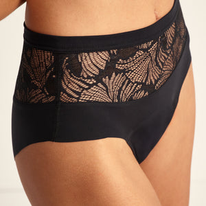 Modell trägt Periodenunterwäsche Highwaist Seamless Lace extra stark in schwarz mit nahtlosem Design mit breiter Spitze am Bund.
seitlich, detail