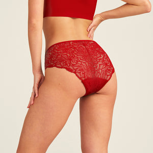 Modell trägt ooia Hipster Allover Lace in Rot – Periodenunterwäsche mit durchgehender Spitze. Rückansicht.