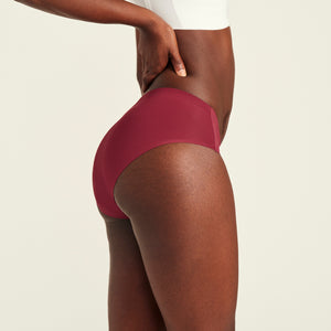 Modell trägt Hipster Seamless in Merlot - nahtlose Periodenunterwäsche von ooia