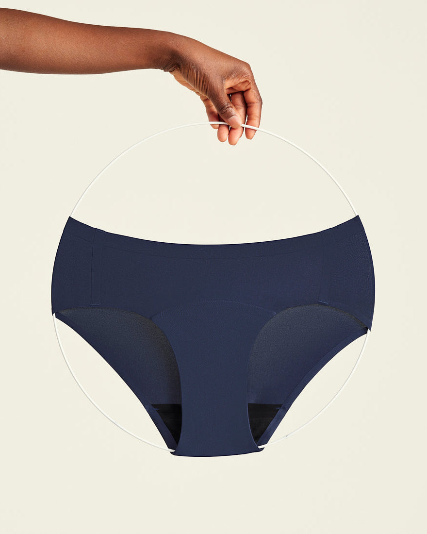 Modell trägt ooia Hipster Seamless in Midnight - nahtlose Periodenunterwäsche. Freisteller.
