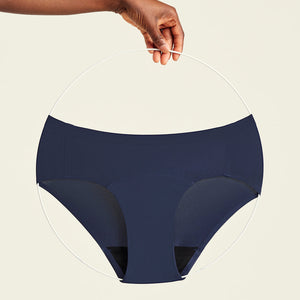 Modell trägt ooia Hipster Seamless in Midnight - nahtlose Periodenunterwäsche. Freisteller.