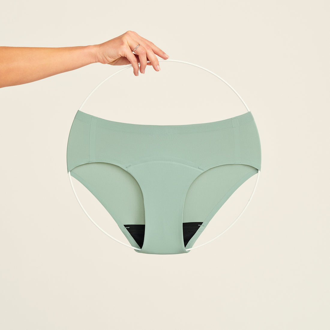 ooia Periodenunterwäsche Hipster Seamless in sage mit nahtlosem Design, Freisteller