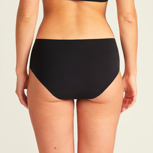 Modell trägt ooia Hipster Seamless Extra Strong in Schwarz – nahtlose Unterwäsche für eine starke Periode, Rückansicht