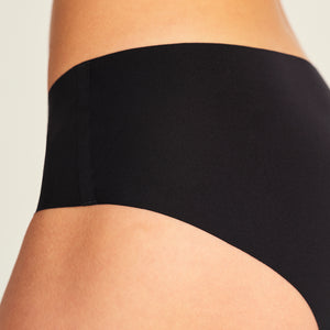 Modell trägt ooia Hipster Seamless Extra Strong in Schwarz – nahtlose Unterwäsche für eine starke Periode, Detailansicht