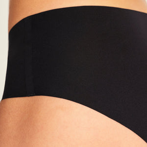 Modell trägt ooia Hipster Seamless Extra Strong in Schwarz – nahtlose Unterwäsche für eine starke Periode, Detailansicht