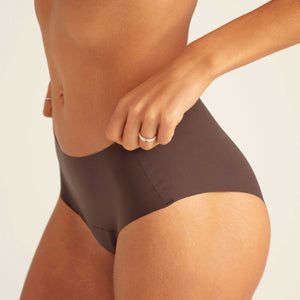 Modell trägt ooia Periodenunterwäsche Seamless Hipster in der Farbe Cocoa mit nahtlosem Design, Detailansicht