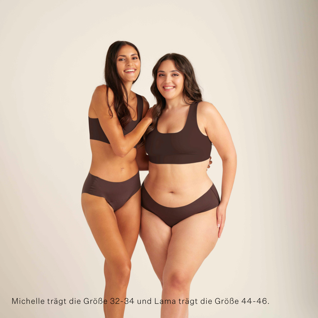 zwei Models unterschiedlicher Proportionen tragen ooia Periodenunterwäsche Seamless Hipster in der Farbe Cocoa mit nahtlosem Design
