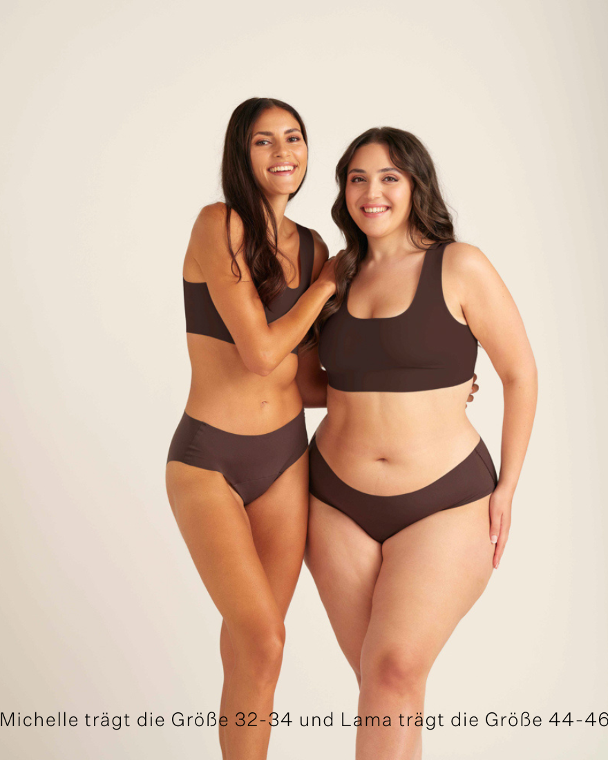 zwei Models unterschiedlicher Proportionen tragen ooia Periodenunterwäsche Seamless Hipster in der Farbe Cocoa mit nahtlosem Design