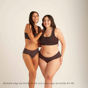 zwei Models unterschiedlicher Proportionen tragen ooia Periodenunterwäsche Seamless Hipster in der Farbe Cocoa mit nahtlosem Design