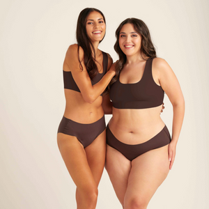 zwei Models unterschiedlicher Proportionen tragen ooia Periodenunterwäsche Seamless Hipster in der Farbe Cocoa mit nahtlosem Design