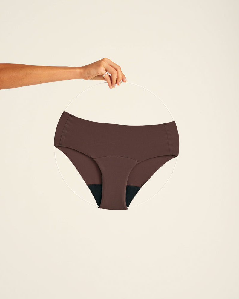 Modell trägt ooia Periodenunterwäsche Seamless Hipster in der Farbe Cocoa mit nahtlosem Design, Freisteller