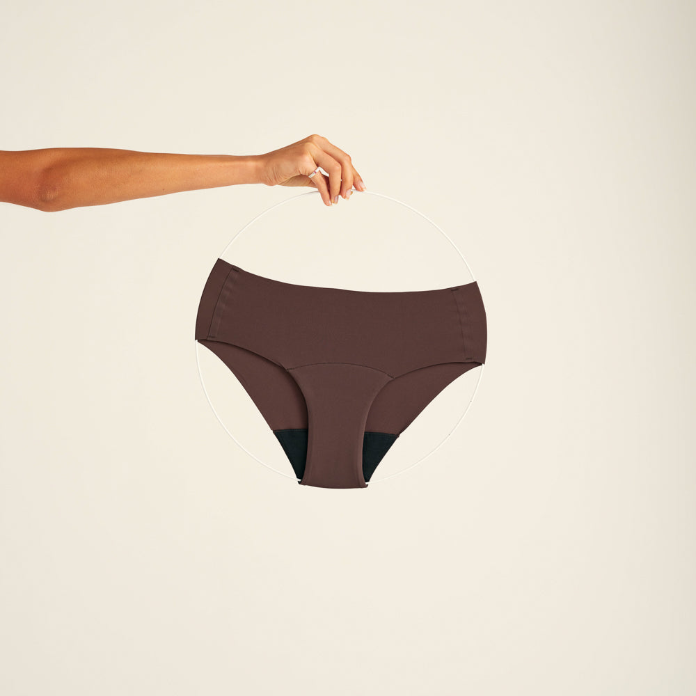 Modell trägt ooia Periodenunterwäsche Seamless Hipster in der Farbe Cocoa mit nahtlosem Design, Freisteller