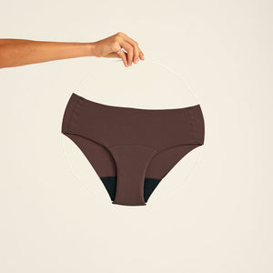 Modell trägt ooia Periodenunterwäsche Seamless Hipster in der Farbe Cocoa mit nahtlosem Design, Freisteller