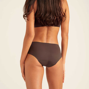 Modell trägt nahtlose ooia Periodenunterwäsche Hipster Seamless Extra Strong in Cocoa, Rückansicht