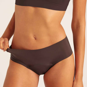 Modell trägt nahtlose ooia Periodenunterwäsche Hipster Seamless Extra Strong in Cocoa, Detailansicht elastischer weicher Stoff