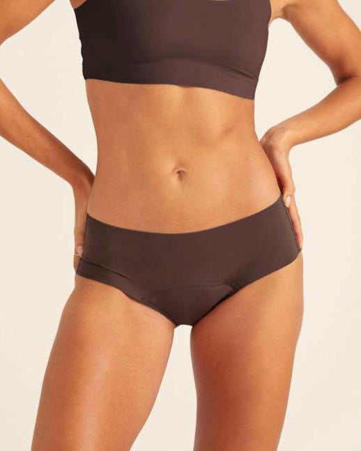 Modell trägt nahtlose ooia Periodenunterwäsche Hipster Seamless Extra Strong in Cocoa