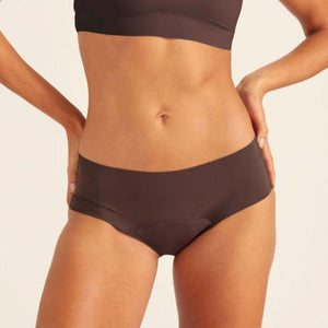Modell trägt nahtlose ooia Periodenunterwäsche Hipster Seamless Extra Strong in Cocoa