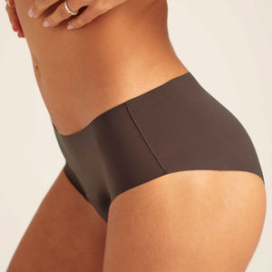 Modell trägt nahtlose ooia Periodenunterwäsche Hipster Seamless Extra Strong in Cocoa, Detailansicht