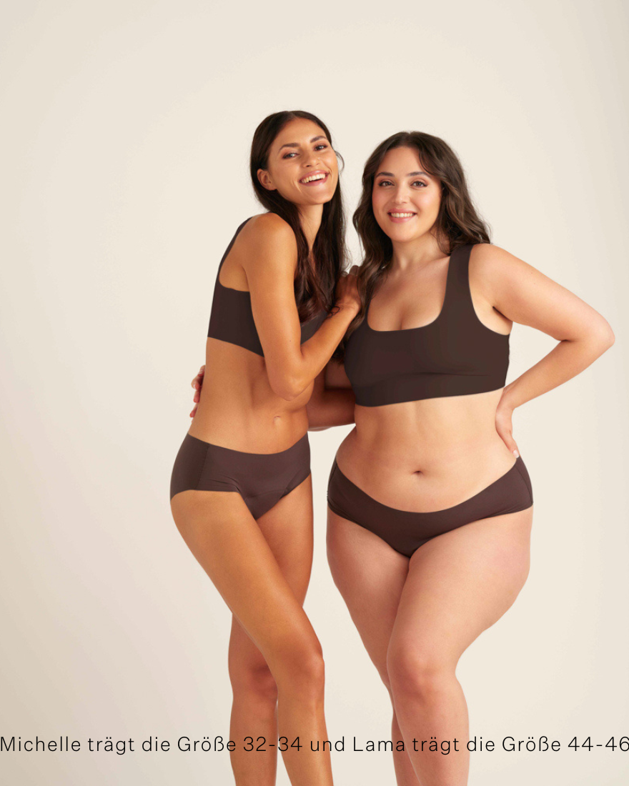 zwei Models unterschiedlicher Proportionen tragen ooia Periodenunterwäsche Hipster Seamless Extra Strong in Cocoa