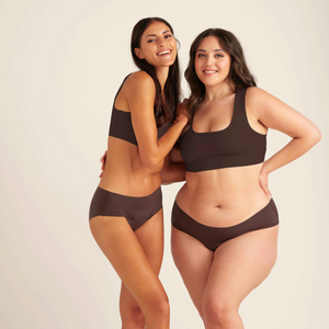 zwei Models unterschiedlicher Proportionen tragen ooia Periodenunterwäsche Hipster Seamless Extra Strong in Cocoa