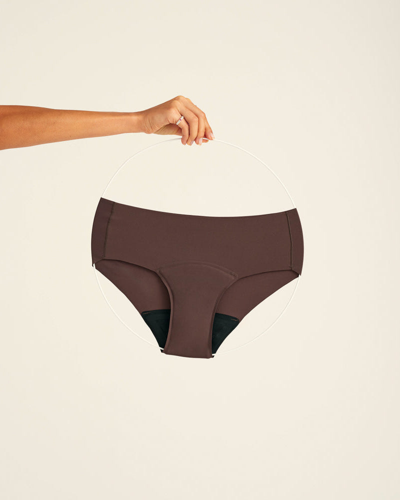 nahtlose ooia Periodenunterwäsche Hipster Seamless Extra Strong in Cocoa, Freisteller