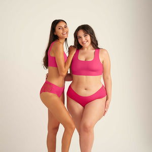 Zwei Models unterschiedlicher Proportionen tragen den nahtlosen ooia Periodenunterwäsche Hipster Seamless Lace in hot pink