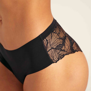 Modell trägt nahtlosen ooia Periodenunterwäsche Hipster Seamless Lace Periodenunterwäsche in Schwarz, Nahaufnahme der Spitze