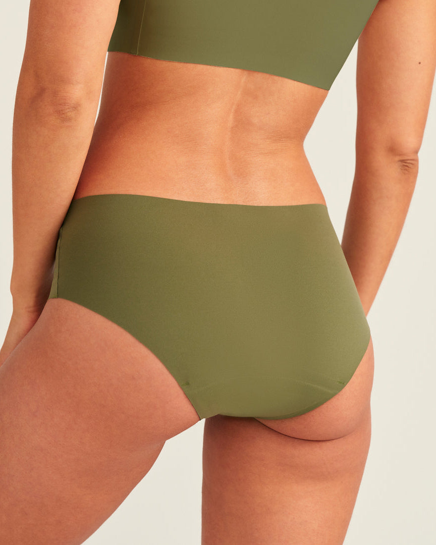 Modell trägt ooia Periodenunterwäsche Hipster Seamless Extra Strong in khaki, Rückansicht
