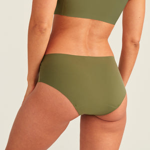 Modell trägt ooia Periodenunterwäsche Hipster Seamless Extra Strong in khaki, Rückansicht