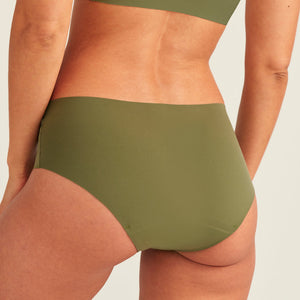 Modell trägt ooia Periodenunterwäsche Hipster Seamless Extra Strong in khaki, Rückansicht