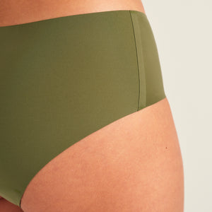Modell trägt ooia Periodenunterwäsche Hipster Seamless Extra Strong in khaki, Detailansicht nahtloses Design