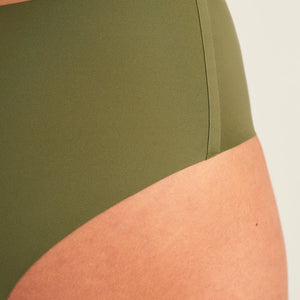 Modell trägt ooia Periodenunterwäsche Hipster Seamless Extra Strong in khaki, Detailansicht nahtloses Design