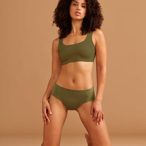 Modell trägt ooia Periodenunterwäsche Hipster Seamless Extra Strong in khaki