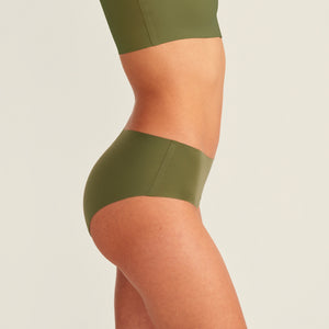 Modell trägt ooia Periodenunterwäsche Hipster Seamless Extra Strong in khaki, Seitenansicht