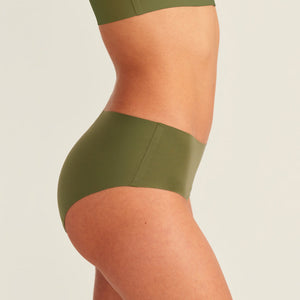 Modell trägt ooia Periodenunterwäsche Hipster Seamless Extra Strong in khaki, Seitenansicht