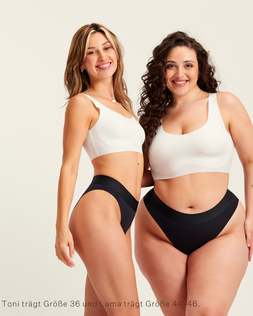 Zwei Models unterschiedlicher Konfektion tragen ooia Slip Seamless Cheeky in Schwarz – nahtlose Periodenunterwäsche mit hohem Beinausschnitt