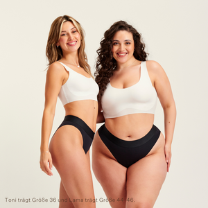 Zwei Models unterschiedlicher Konfektion tragen ooia Slip Seamless Cheeky in Schwarz – nahtlose Periodenunterwäsche mit hohem Beinausschnitt