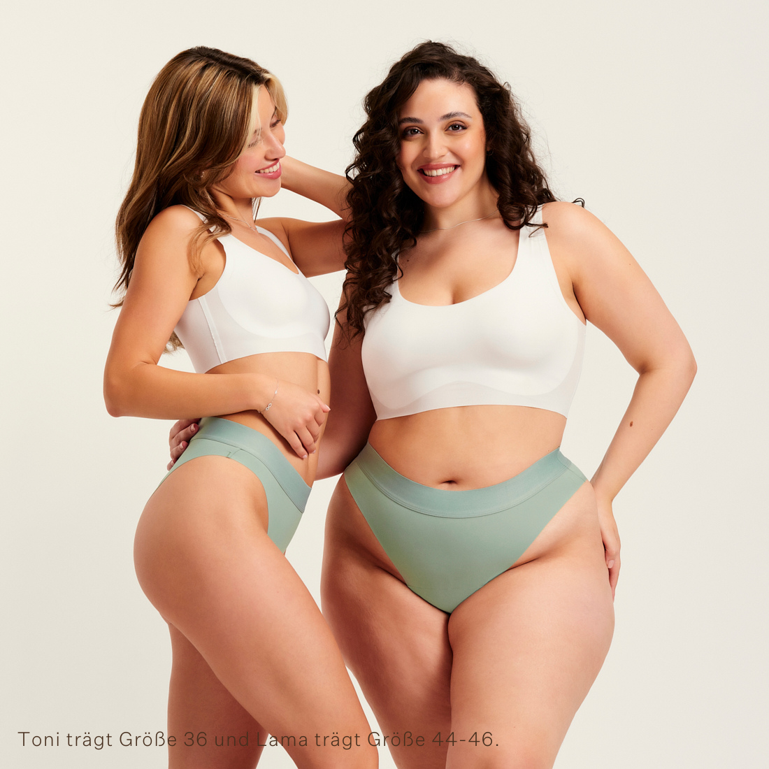 Zwei Models unterschiedlicher Konfektion tragen ooia Slip Seamless Cheeky in Sage – nahtlose Periodenunterwäsche mit hohem Beinausschnitt