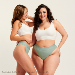 Zwei Models unterschiedlicher Konfektion tragen ooia Slip Seamless Cheeky in Sage – nahtlose Periodenunterwäsche mit hohem Beinausschnitt