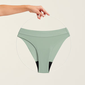 ooia Slip Seamless Cheeky in Sage – nahtlose Periodenunterwäsche mit hohem Beinausschnitt. Freisteller.