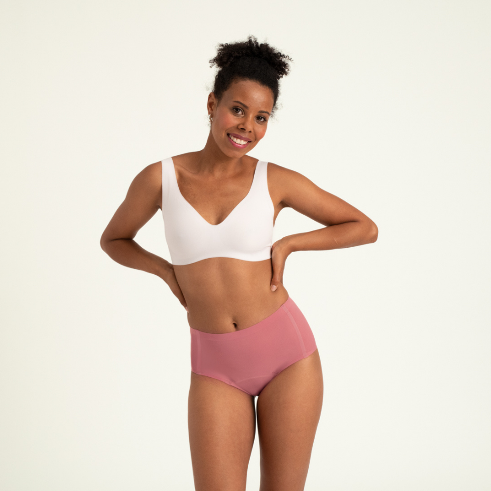 Modell trägt ooia Highwaist Seamless in Dusky Pink – nahtlose Periodenunterwäsche mit hohem Bund