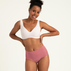 Modell trägt ooia Highwaist Seamless in Dusky Pink – nahtlose Periodenunterwäsche mit hohem Bund