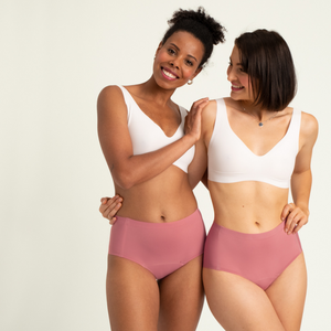 Zwei Models tragen ooia Highwaist Seamless in Dusky Pink – nahtlose Periodenunterwäsche mit hohem Bund